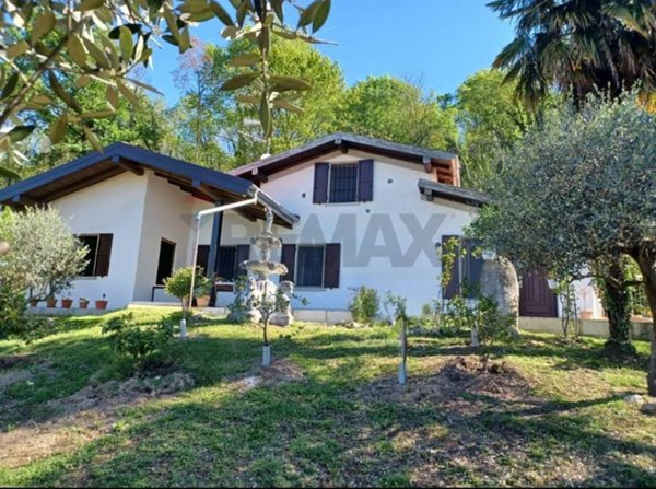 casa indipendente in vendita a Gavirate