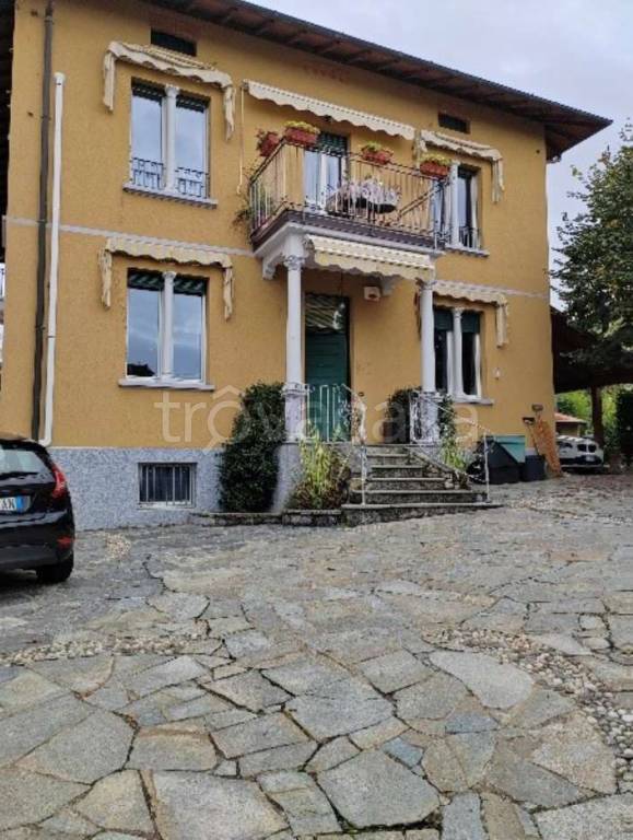 casa indipendente in vendita a Gavirate in zona Oltrona al Lago