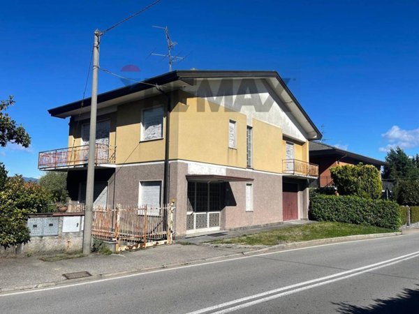 casa indipendente in vendita a Gavirate