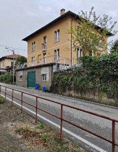 appartamento in vendita a Gavirate in zona Oltrona al Lago