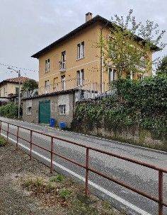appartamento in vendita a Gavirate in zona Oltrona al Lago