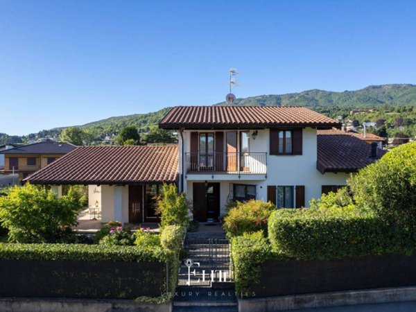 casa indipendente in vendita a Gavirate in zona Voltorre