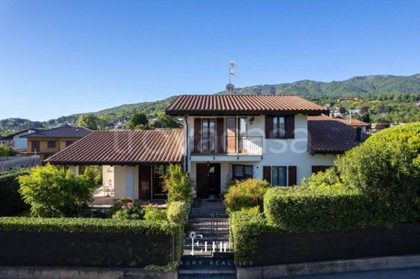 casa indipendente in vendita a Gavirate in zona Voltorre
