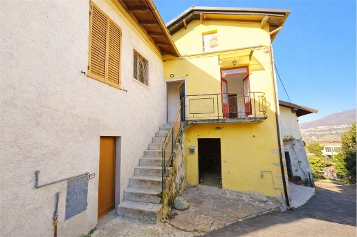 casa indipendente in vendita a Gavirate in zona Oltrona al Lago