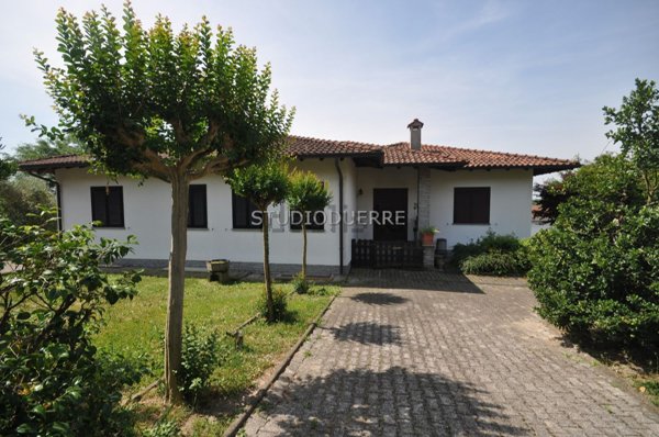 casa indipendente in vendita a Gavirate