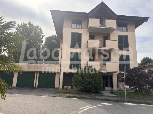 appartamento in vendita a Gavirate in zona Oltrona al Lago