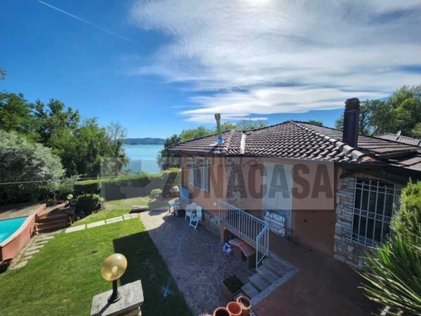 casa indipendente in vendita a Gavirate in zona Oltrona al Lago
