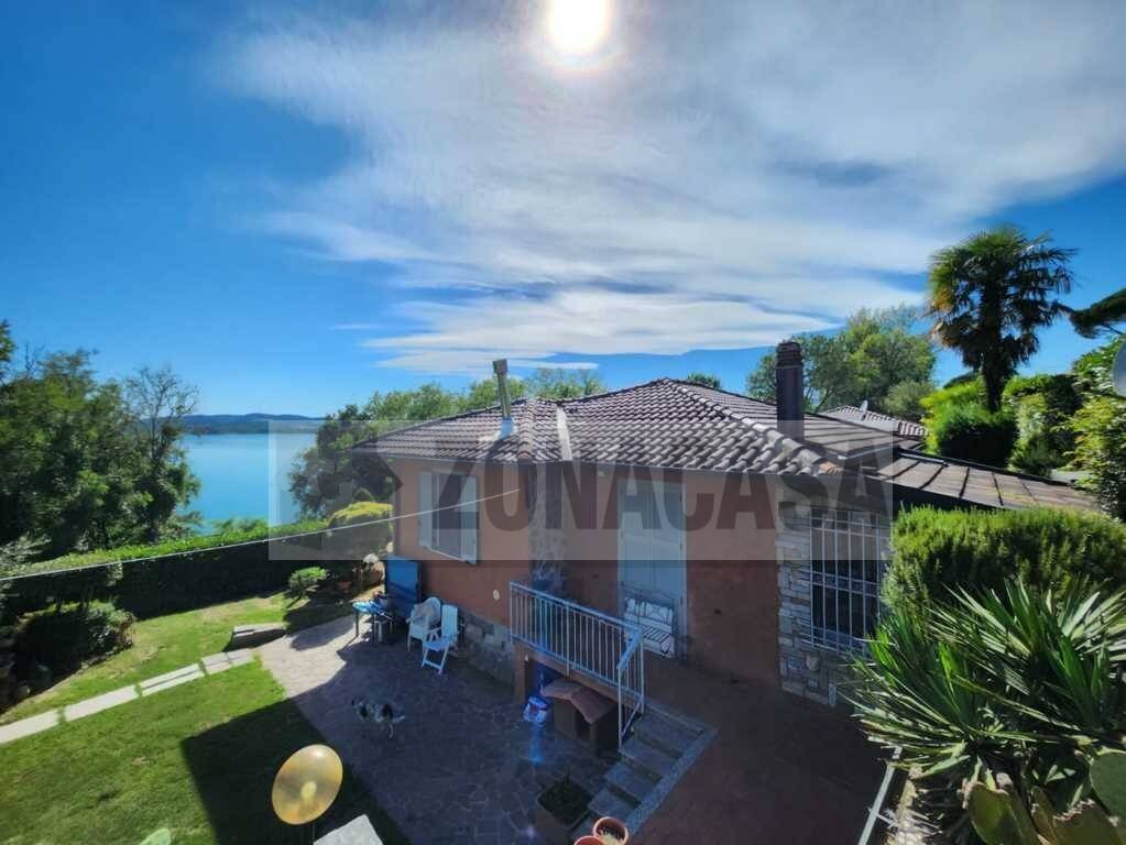 casa indipendente in vendita a Gavirate in zona Oltrona al Lago