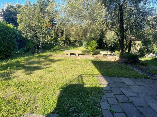 casa indipendente in vendita a Gavirate in zona Voltorre
