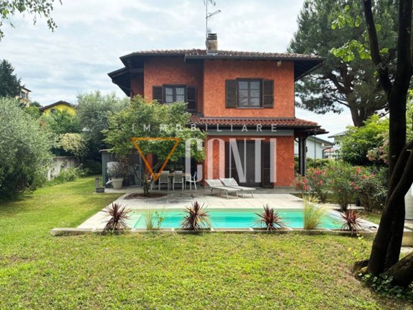 casa indipendente in vendita a Gavirate in zona Voltorre