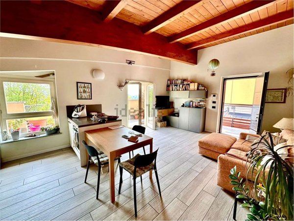 appartamento in vendita a Gavirate in zona Voltorre