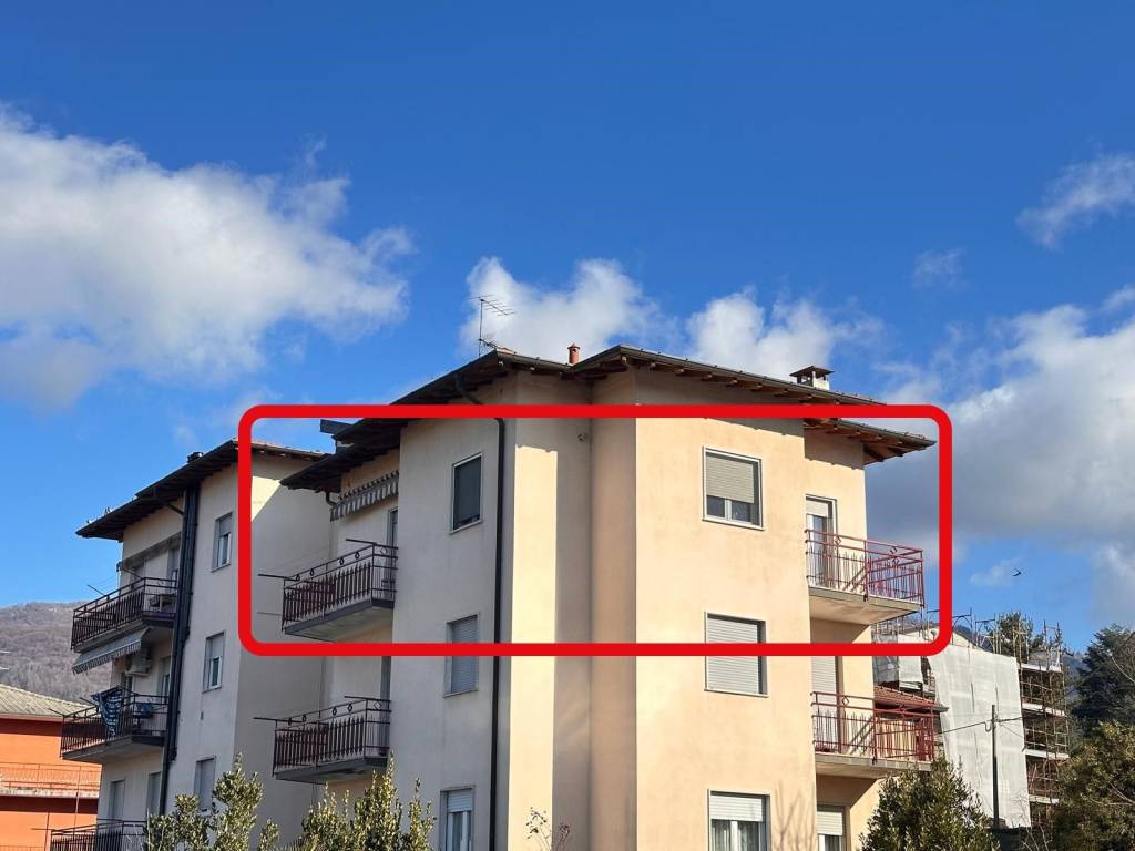 appartamento in vendita a Gavirate in zona Voltorre