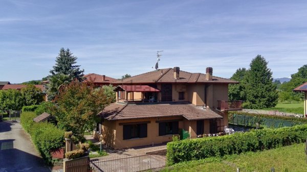 casa indipendente in vendita a Gavirate in zona Oltrona al Lago