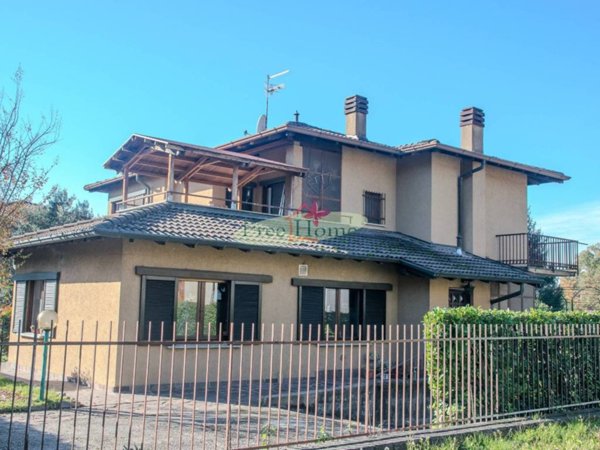 casa indipendente in vendita a Gavirate in zona Oltrona al Lago