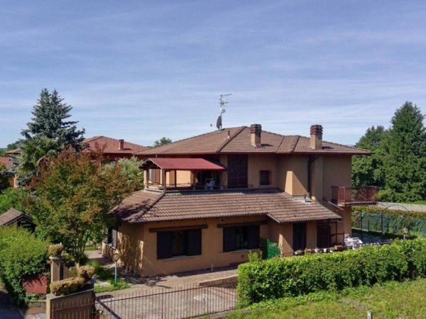 casa indipendente in vendita a Gavirate in zona Oltrona al Lago