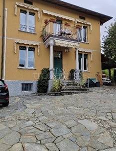 appartamento in vendita a Gavirate in zona Oltrona al Lago