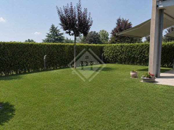 casa indipendente in vendita a Gavirate in zona Oltrona al Lago