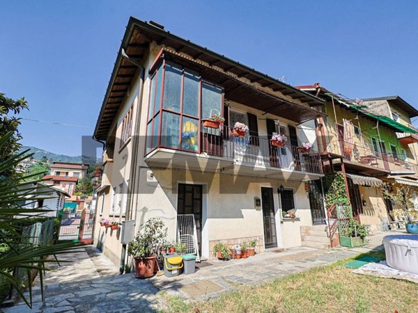 appartamento in vendita a Gavirate in zona Voltorre