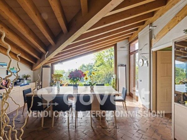 casa indipendente in vendita a Gavirate in zona Voltorre