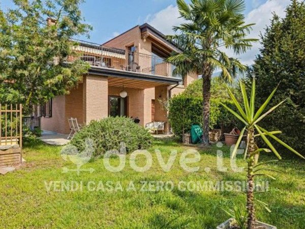 casa indipendente in vendita a Gavirate in zona Voltorre