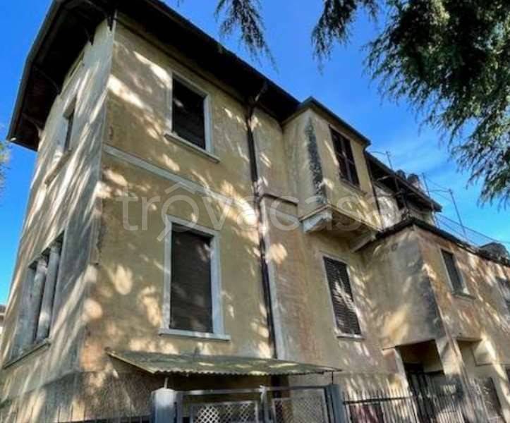 casa indipendente in vendita a Gavirate