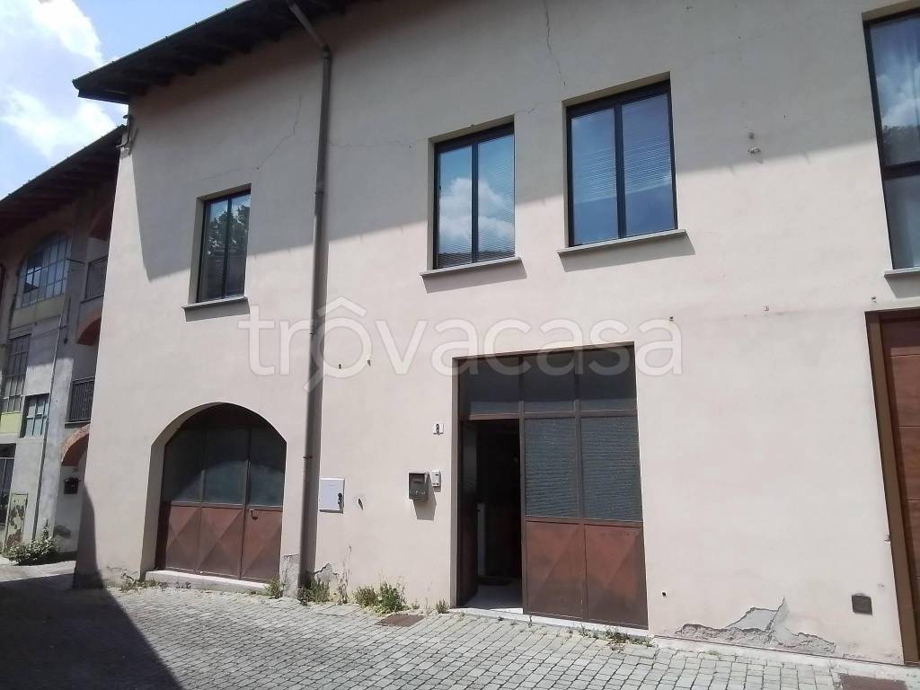 locale commerciale in vendita a Gavirate in zona Oltrona al Lago