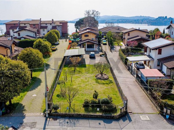 casa indipendente in vendita a Gavirate in zona Voltorre