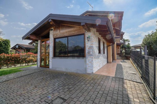 casa indipendente in vendita a Gavirate in zona Voltorre