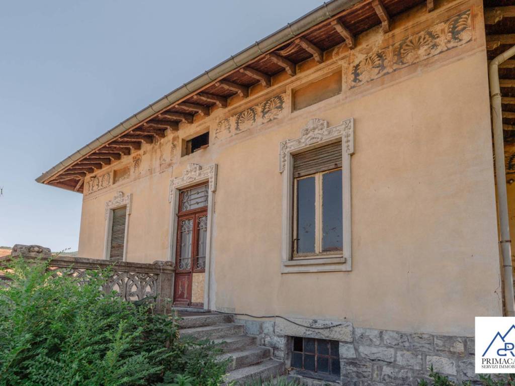 casa indipendente in vendita a Gavirate in zona Oltrona al Lago