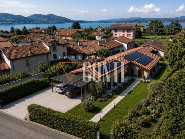 casa indipendente in vendita a Gavirate in zona Oltrona al Lago