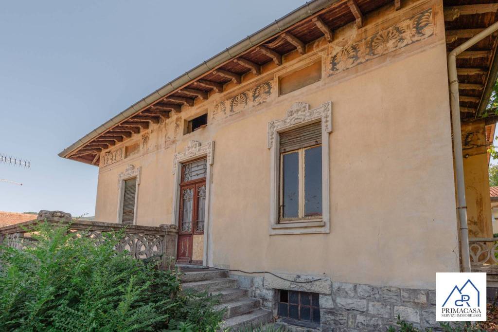 casa indipendente in vendita a Gavirate in zona Oltrona al Lago