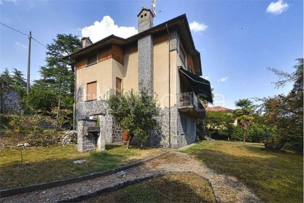 casa indipendente in vendita a Gavirate