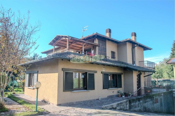 casa indipendente in vendita a Gavirate in zona Oltrona al Lago