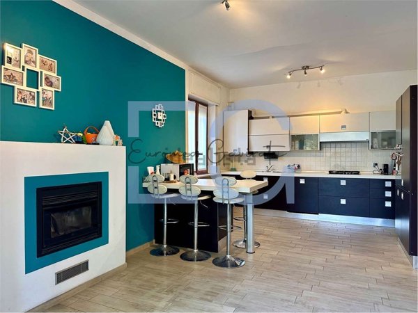 appartamento in vendita a Gavirate in zona Oltrona al Lago