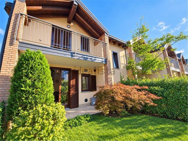 appartamento in vendita a Gavirate in zona Oltrona al Lago