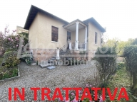 casa indipendente in vendita a Gavirate in zona Oltrona al Lago