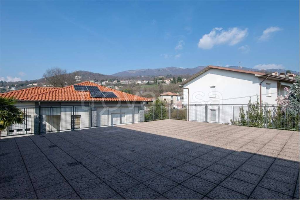 appartamento in vendita a Gavirate in zona Voltorre