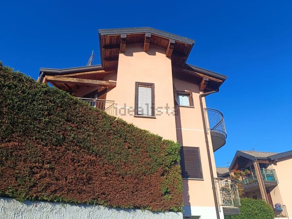 appartamento in vendita a Gavirate in zona Oltrona al Lago