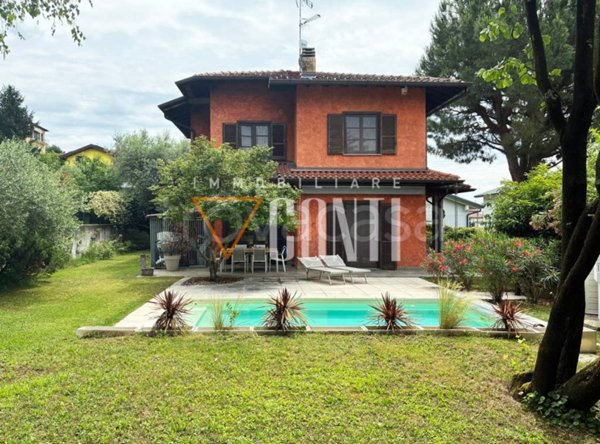casa indipendente in vendita a Gavirate in zona Voltorre