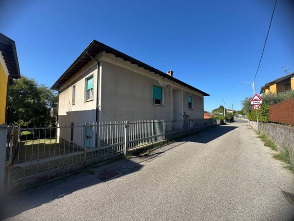 casa indipendente in vendita a Gavirate