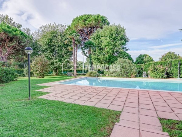 casa indipendente in vendita a Gavirate in zona Voltorre
