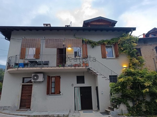 appartamento in vendita a Gavirate in zona Voltorre