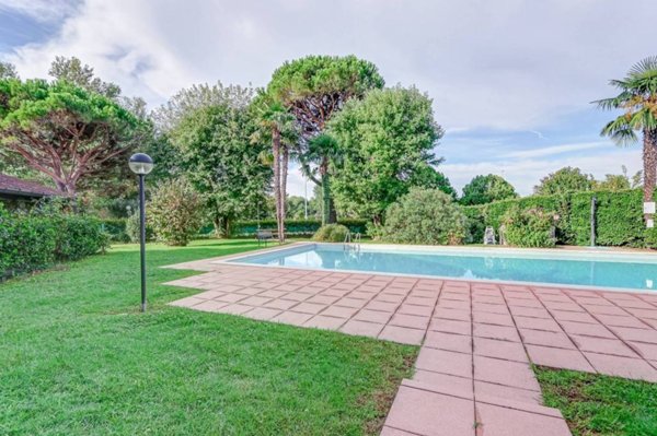 casa indipendente in vendita a Gavirate in zona Voltorre