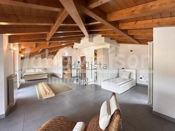 appartamento in vendita a Gavirate in zona Oltrona al Lago