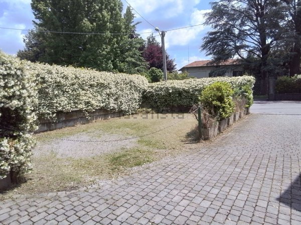 locale commerciale in vendita a Gavirate in zona Oltrona al Lago