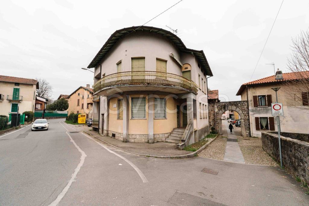 casa indipendente in vendita a Gavirate