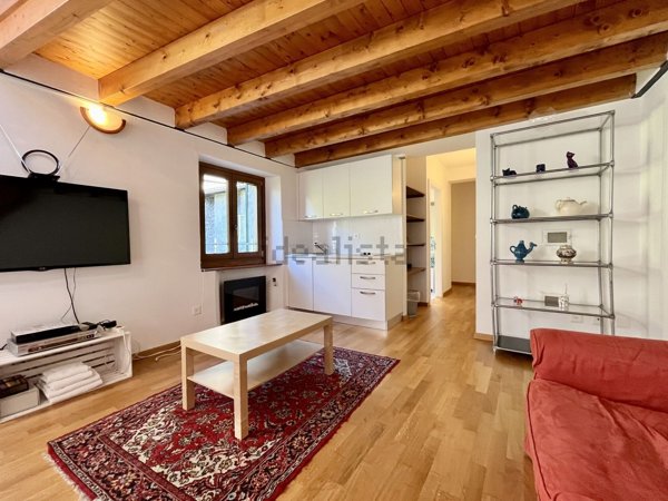 casa indipendente in vendita a Gavirate in zona Oltrona al Lago