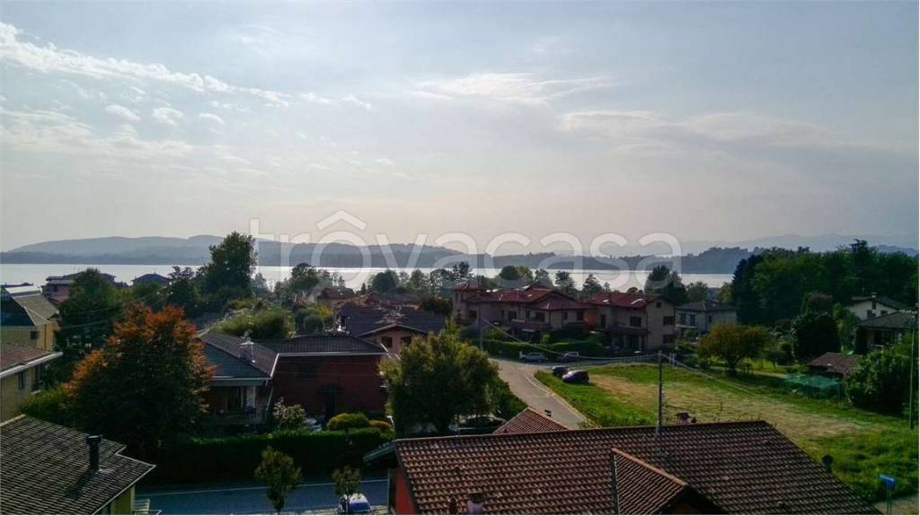 appartamento in vendita a Gavirate in zona Oltrona al Lago