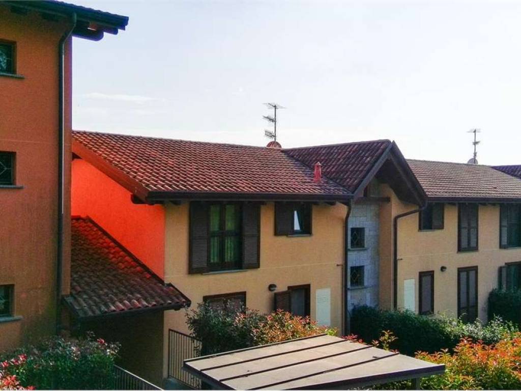 appartamento in vendita a Gavirate in zona Oltrona al Lago