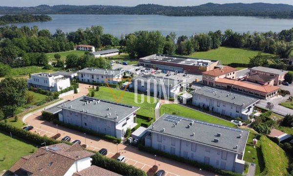 appartamento in vendita a Gavirate in zona Oltrona al Lago